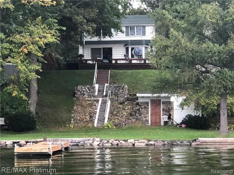3940 Highcrest Dr, Brighton, MI 48116 photo 1