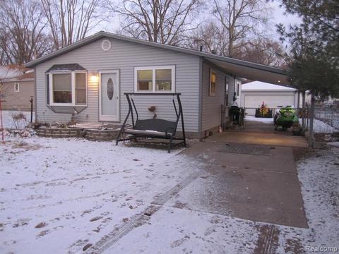 574 Henrietta St, Algonac, MI 48001 photo 1