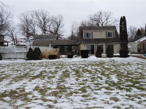 5733 Long Pointe Dr, Genoa Twp, MI 48843 photo 1