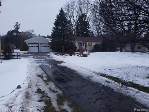 915 E Maple St, Holly, MI 48442 photo 1