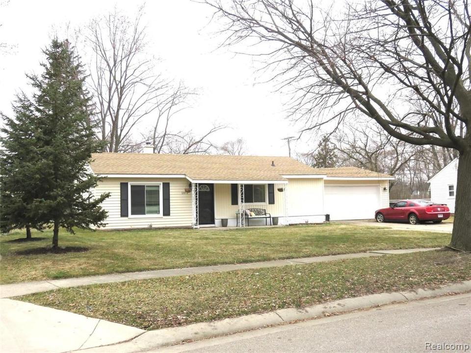 1073 Truwood Dr, Rochester Hills, MI 48307