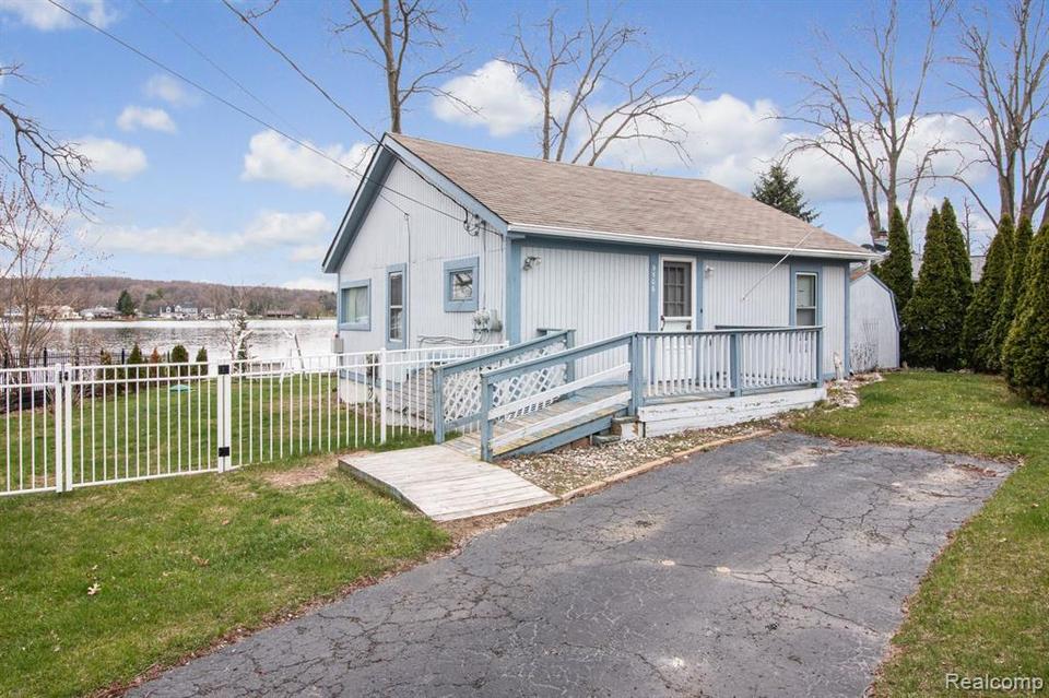 9506 Thames Blvd, White Lake, MI 48386 1 photo MLS 2200027937 Movoto