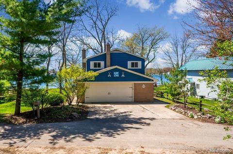 680 Pathway Dr, Howell, MI 48843 photo 1