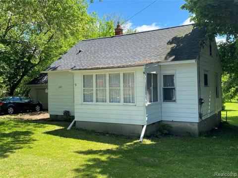 1065 Gilbert St, Flint, MI 48532 photo 1