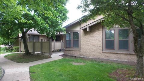 2744 Roundtree Dr, Troy, MI 48083 photo 1