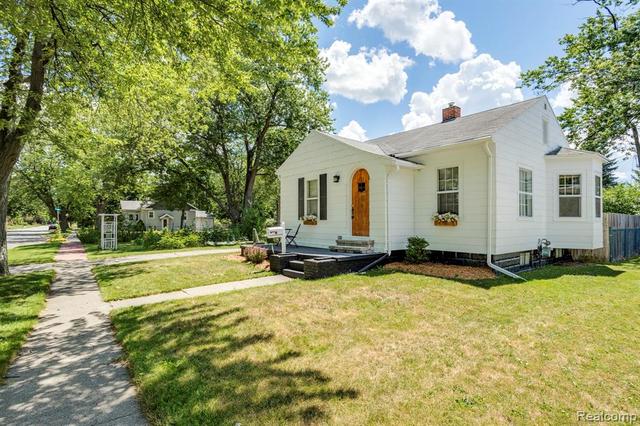 1508 Pine St Port Huron Mi 48060 1 Photos Mls 2200060078 Movoto