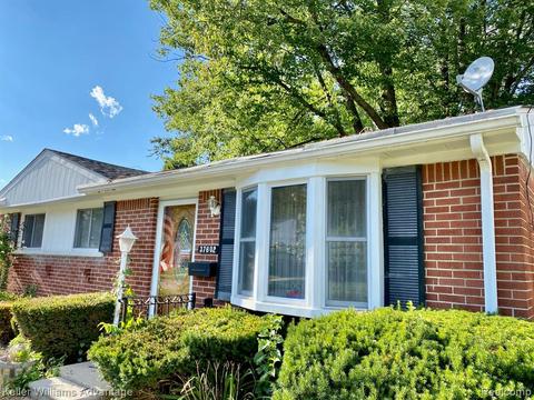 37602 Walnut St, Romulus, MI 48174 photo 1