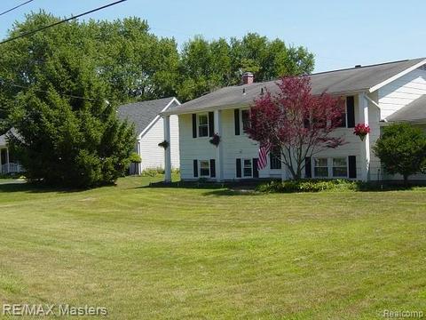 1757 Harmony Ln, Temperance, MI 48182 photo 1