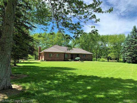8215 N Elms Rd, Flushing, MI 48433 photo 1
