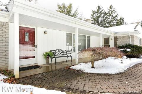 6100 Windrush Dr, Troy, MI 48098 photo 1