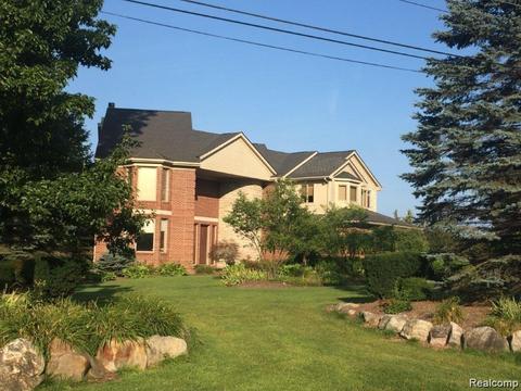 5015 Parview Dr, Clarkston, MI 48346 photo 1