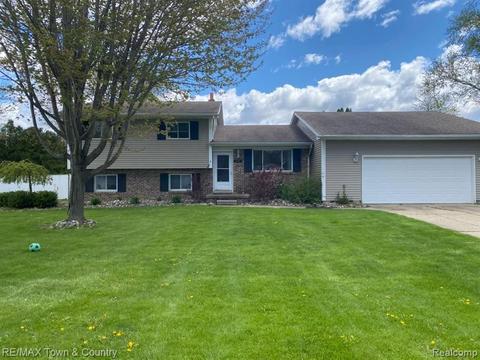 516 Hut West Dr, Flushing, MI 48433 photo 1