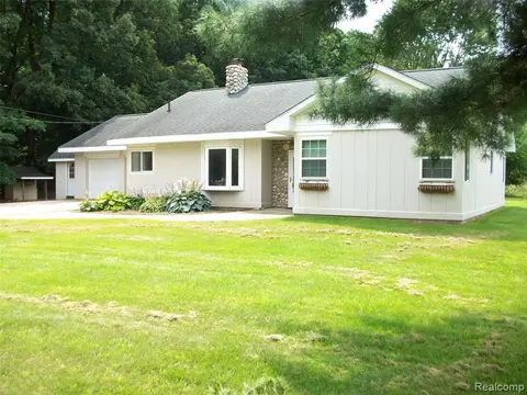 10304 E Maple Ave, Davison, MI 48423 photo 1