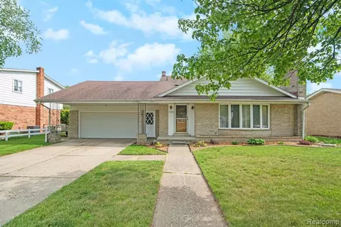 1018 Clearview Dr, Flushing, MI 48433 photo 1