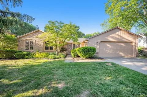 54 Pineview Dr, Troy, MI 48085 photo 1