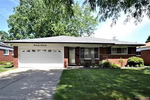 4641 Red Maple Dr, Warren, MI 48092 photo 1