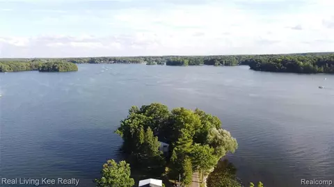 500 Deerpointe, Leonard, MI 48367 photo 1