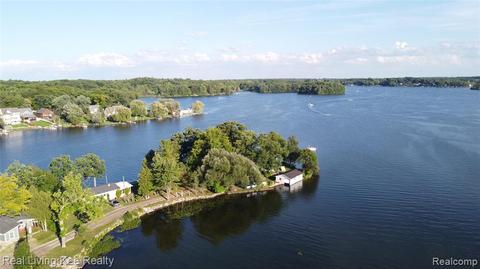 512 Deerpointe, Leonard, MI 48367 photo 1