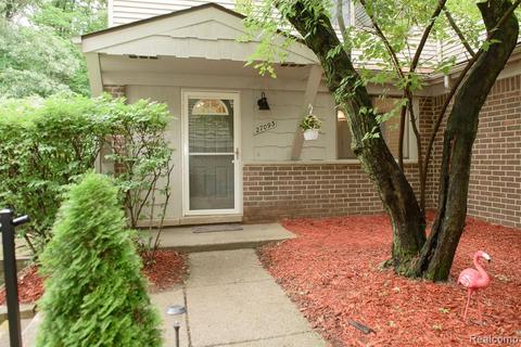 27093 Farmbrook Villa Dr, Southfield, MI 48034 photo 1