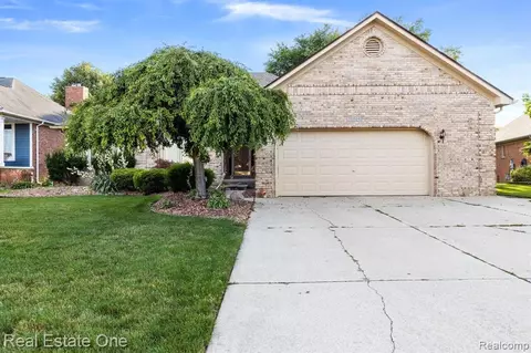 50009 Riverside Dr, Macomb, MI 48044 photo 1