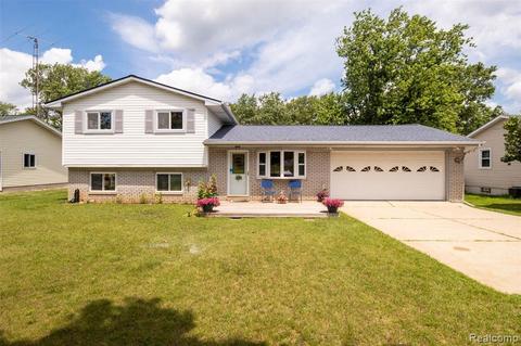 300 Middle Rd, Highland, MI 48357 photo 1