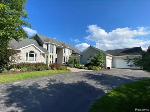 554 Pine Crest Ct, Leonard, MI 48367 photo 1
