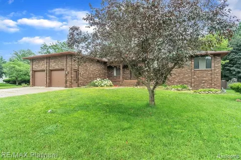 9071 Saddle Horn Dr, Flushing, MI 48433 photo 1