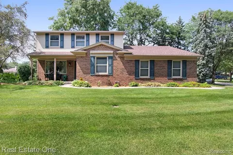 863 Longfellow Dr, Troy, MI 48085 photo 1