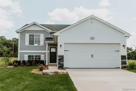 1907 Harold St, Adrian, MI 49221 photo 1