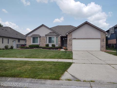 17543 Thornwood Ln, Macomb, MI 48044 photo 1