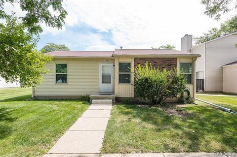 2893 Roundtree Dr, Troy, MI 48083 photo 1