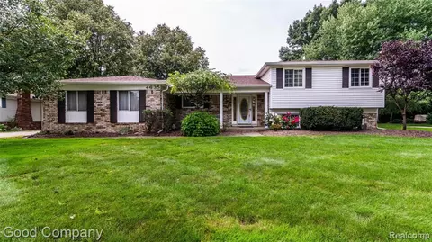 4635 Heatherbrook Dr, Troy, MI 48098 photo 1