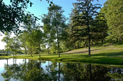 2670 Turtle Lake Dr, Bloomfield, MI 48302
