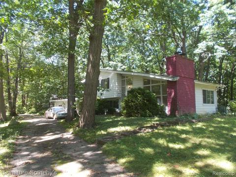 4870 Crestview Dr, Clarkston, MI 48348 photo 1