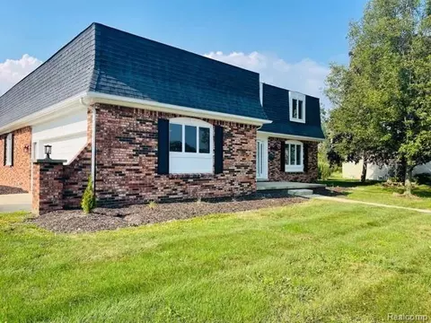14526 Williamsburg Dr, Riverview, MI 48193 photo 1