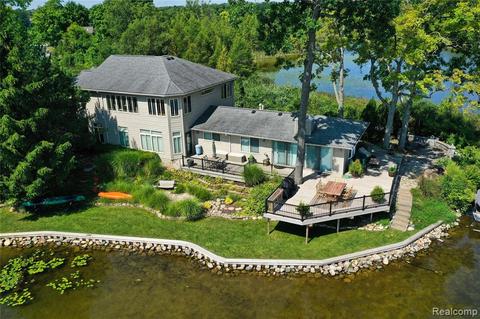 552 Deerpointe, Leonard, MI 48367 photo 1