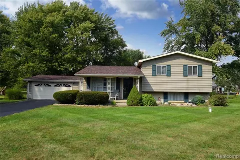 6229 Mockingbird Ln, Flint, MI 48506 photo 1