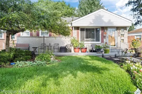 4275 Adams Cir, Wayne, MI 48184 photo 1
