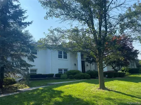 6853 Killarney Dr, Troy, MI 48098 photo 1