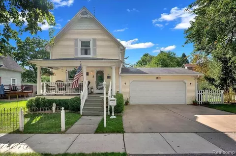 318 Gregory St, Howell, MI 48843 photo 1