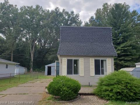 9246 Island Dr, Clay, MI 48001 photo 1