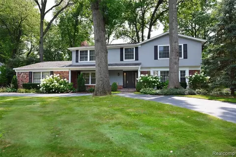 2433 Wembly Ln, Troy, MI 48084 photo 1