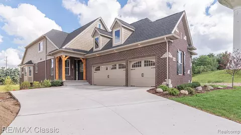 8220 Stoney Creek Dr UNIT 22, South Lyon, MI 48178