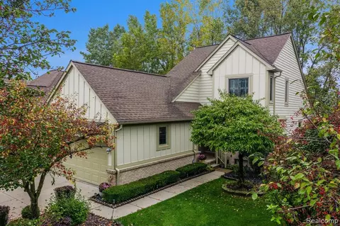 2669 Maple Forest Dr, Wixom, MI 48393 photo 1