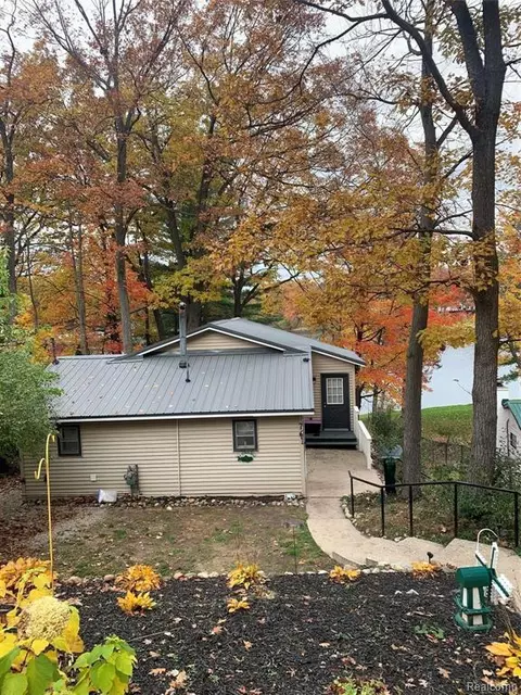 761 Lakeview Dr, Harrison, MI 48625 photo 1