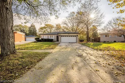 2702 Dover Dr, Troy, MI 48083 photo 1