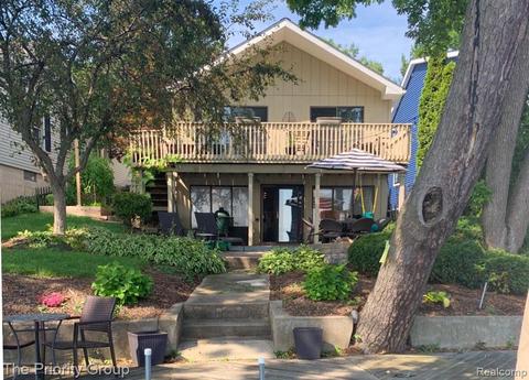 807 Pine Tree Rd W Lake Orion Mi 48362 40 Photos Mls 2210094469 Movoto