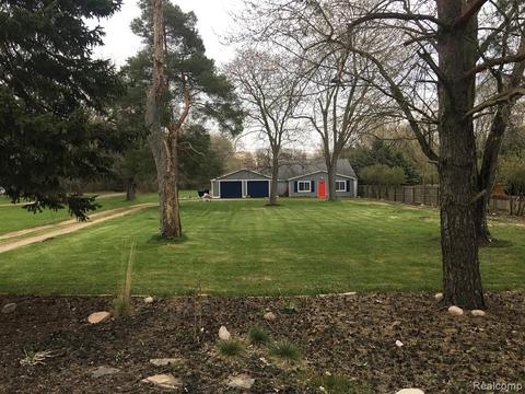 6200 Pine Knob Rd Clarkston Mi 48348 26 Photos Mls 2210097963 Movoto