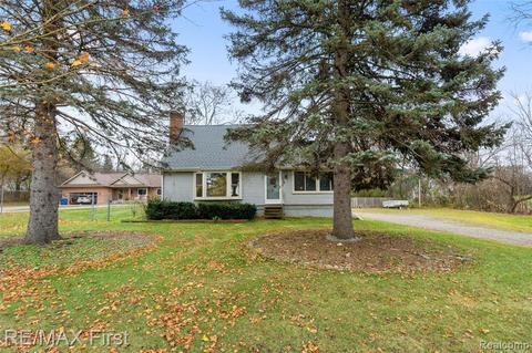 520 N Cass Lake Rd Waterford Mi 48328 32 Photos Mls 2210100691 Movoto