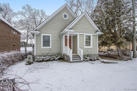 213 Kingston Rd, Leonard, MI 48367